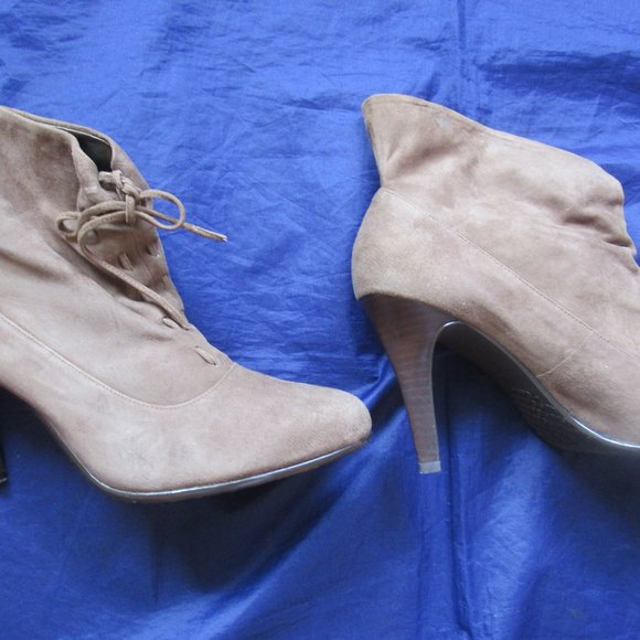 CALVIN KLEIN BROWN SUEDE HIGH HEEL ANKLE BOOT-NEAR MINT-SIZE 8 M-STILETTO HEEL - Picture 8 of 9